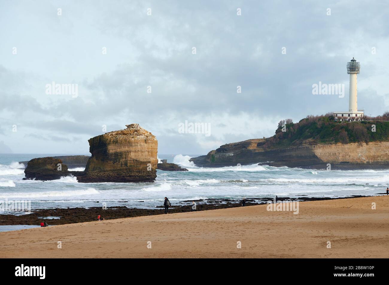 Faro e la spiaggia Grande Plage di Biarritz, Aquitania, pirenei atlantici, Paesi Baschi, Francia meridionale, Francia, Europa Foto Stock