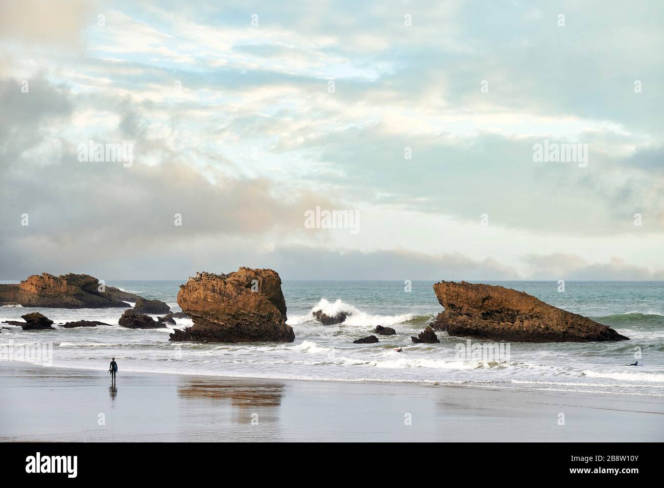 Surfers nella spiaggia Grande Plage di Biarritz, Aquitania, pirenei atlantici, Paesi Baschi, Francia meridionale, Francia, Europa Foto Stock