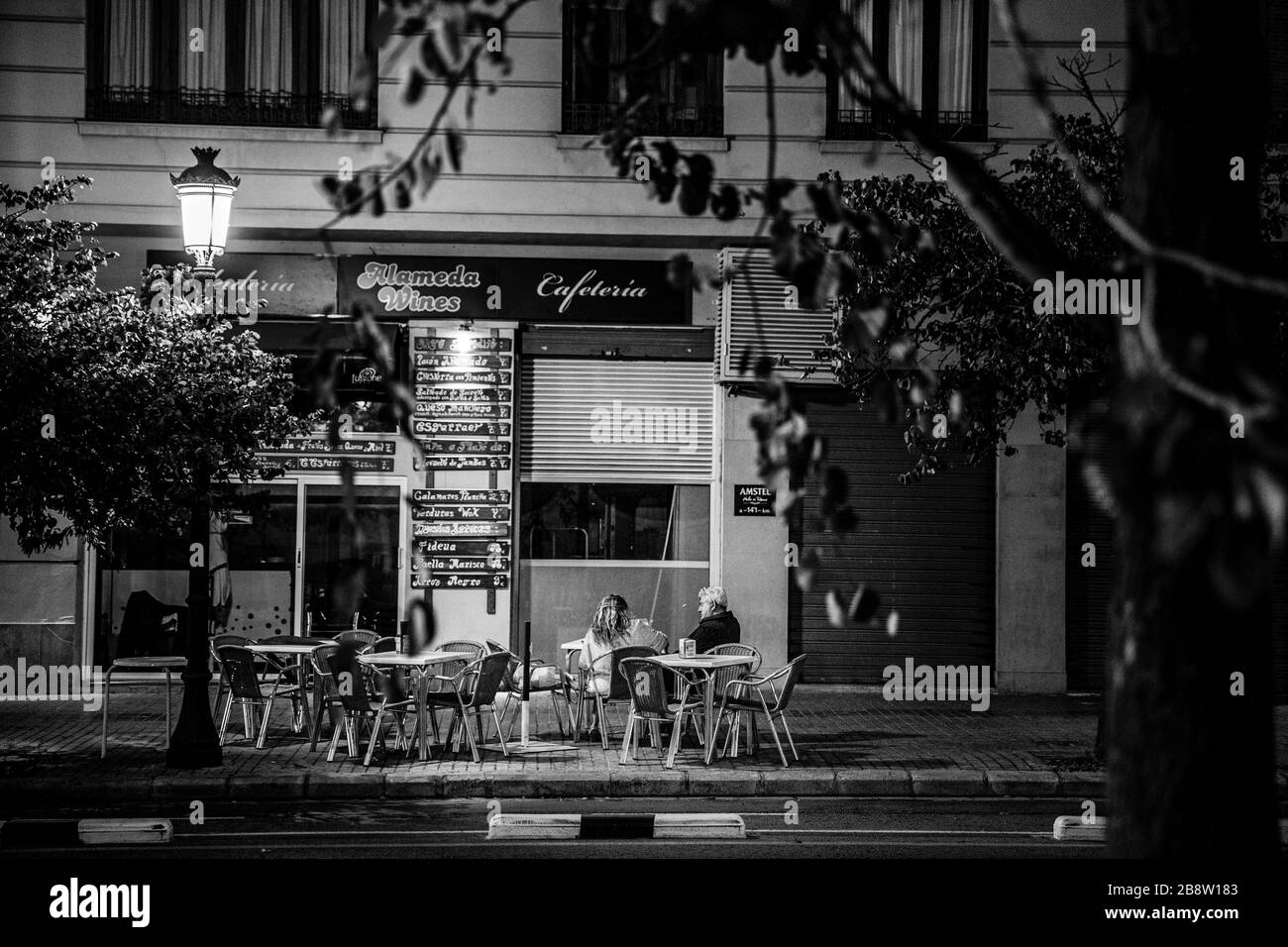 Persone che bevono in un caffè a Valencia, Spagna Foto Stock