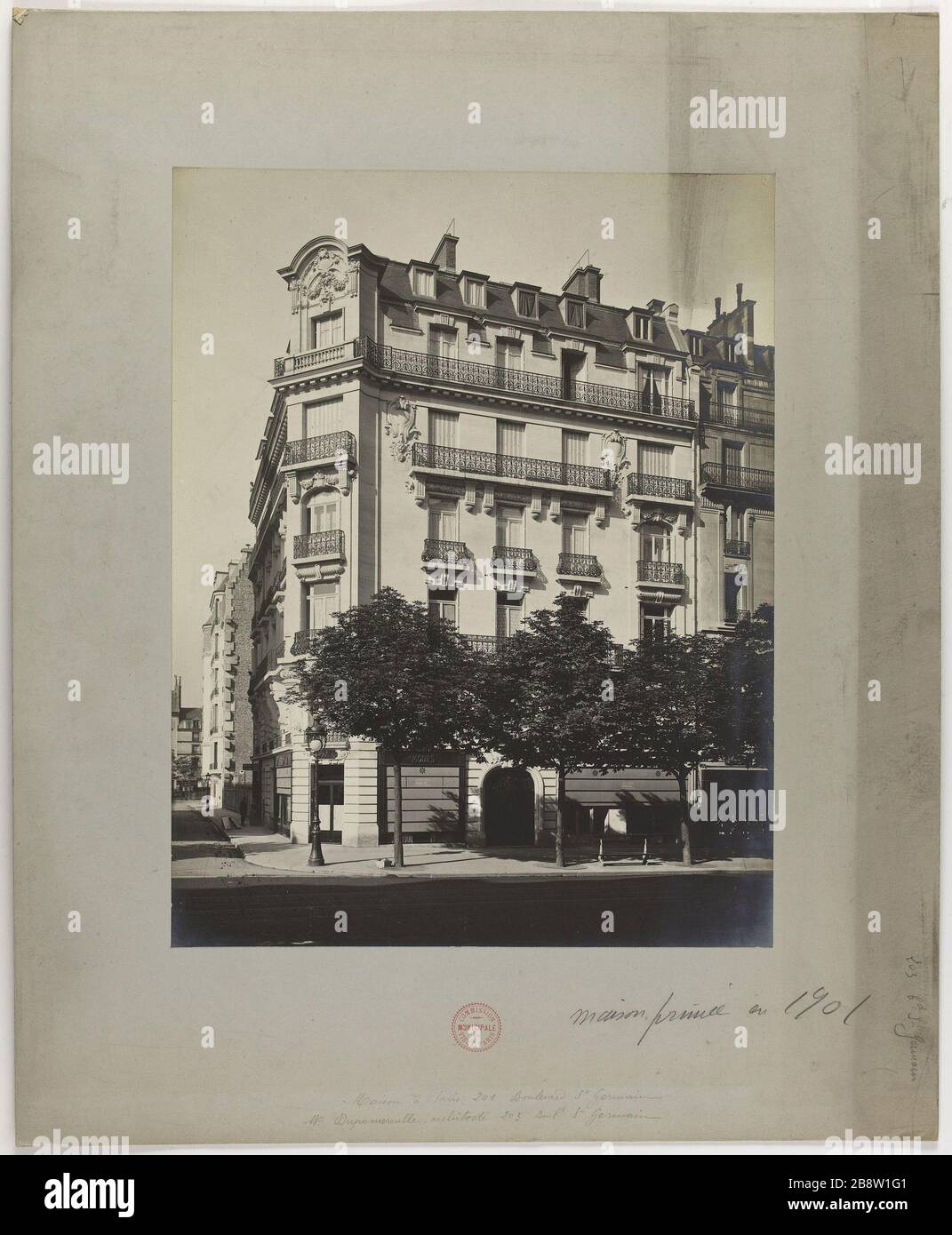 Vincitore nel 1901 Casa / Villa a Parigi 201 Boulevard St. Germain / MR Dupubereulle architetto 203 Boulevard St Germain. Edificio architetto MR Dupubereulle, 201 Boulevard Saint Germain, 6 ° arrondissement, Parigi Anonyme. Maison primée en 1901 / Maison à Paris 201 boulevard St Germain / MR Dupubereulle, architecte 203 Boul St Germain. "Immeuble, architecte MR Dupubereulle, 201 boulevard Saint-Germain, 6ème circondario, Parigi". vers 1901-1901. Parigi, musée Carnavalet. Foto Stock