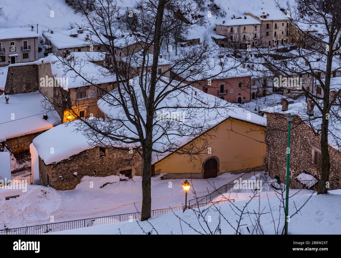 Roccapia, antico borgo italiano in inverno Foto Stock
