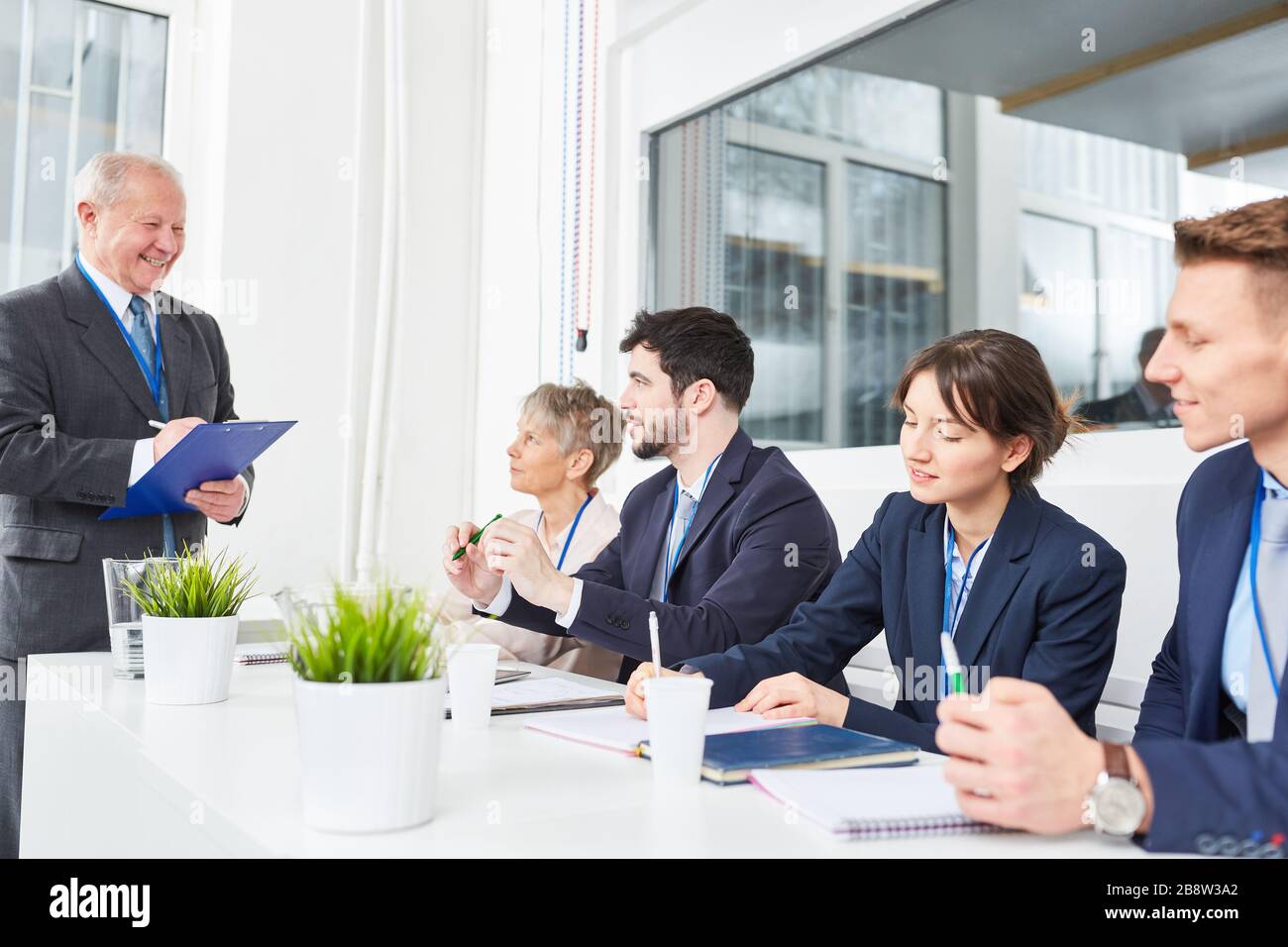 Gruppo di candidati nel centro di valutazione durante il processo di selezione di un lavoro Foto Stock