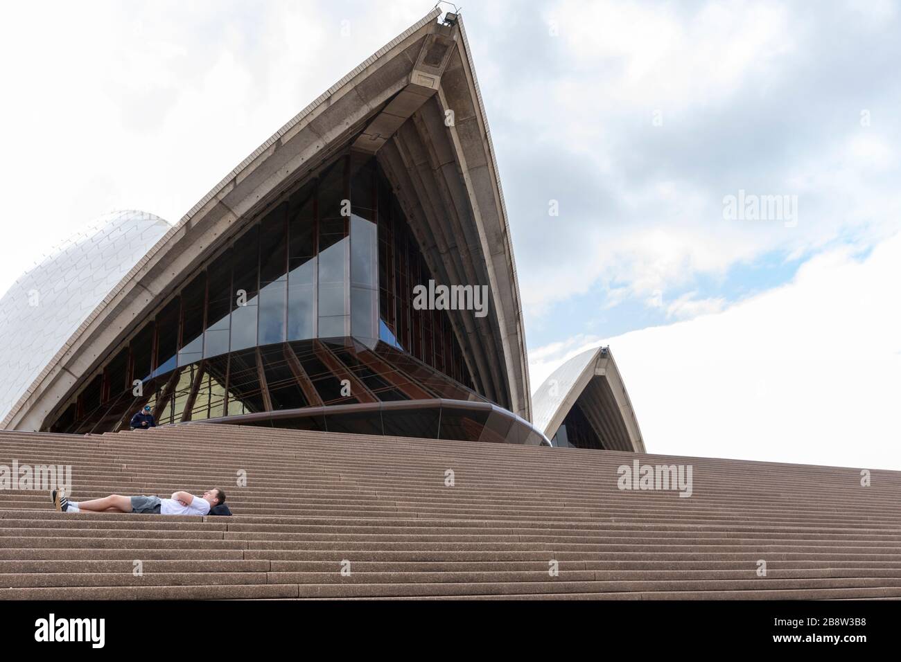 Centro di Sydney, Australia. Lunedì 23 Marzo 2020. L'uomo si riposa a pranzo presso la Sydney Opera House. Credit Martin Berry/Alamy Live News Foto Stock