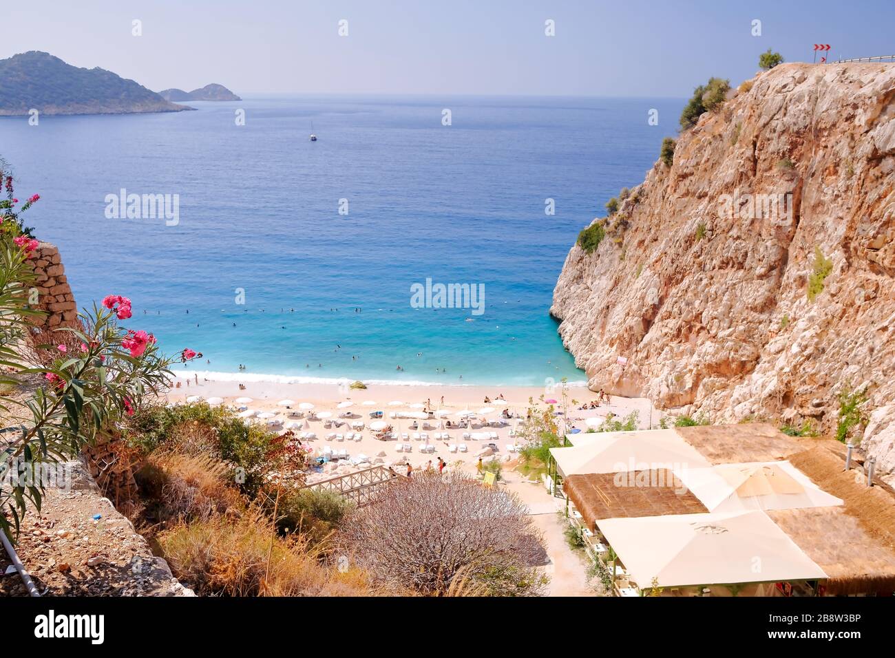 Paradise Beach a Kas, Antalya - Turchia. Spiaggia vuota con ombrelloni chiusi sulla spiaggia di Kaputaj Kemer Antalya Turchia. Foto Stock