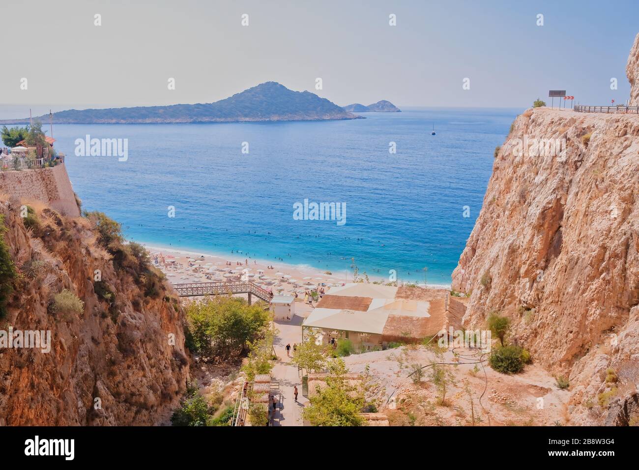 Paradise Beach a Kas, Antalya - Turchia. Spiaggia vuota con ombrelloni chiusi sulla spiaggia di Kaputaj Kemer Antalya Turchia. Foto Stock