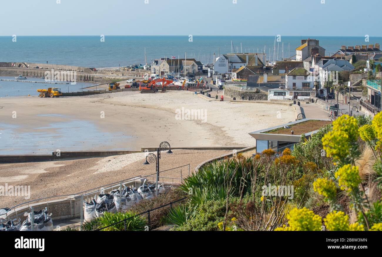 Lyme Regis, Dorset, Regno Unito. 23 marzo 2020. Tempo in Gran Bretagna: Le spiagge di Lyme Regis erano quasi vuote, dato che le persone sembrano seguire i consigli del governo per impegnarsi nelle distanze sociali e/o stare lontano dalle aree affollate in mezzo all'epidemia di coronavirus. Credit: Celia McMahon/Alamy Live News Foto Stock