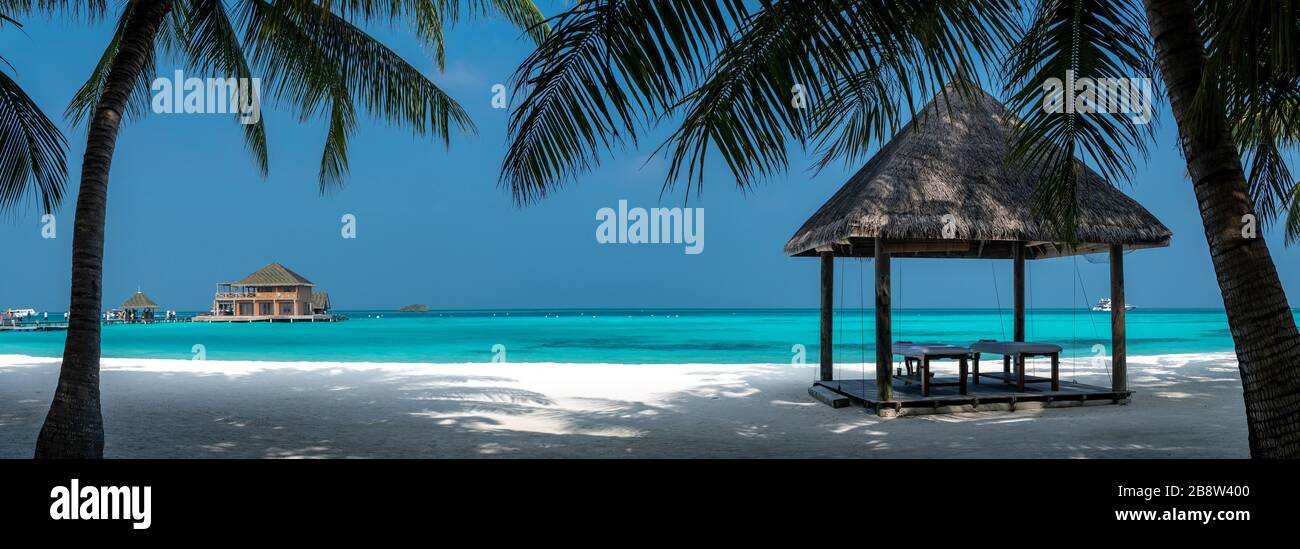 Spiaggia di sabbia di isola tropicale nelle Maldive Foto Stock