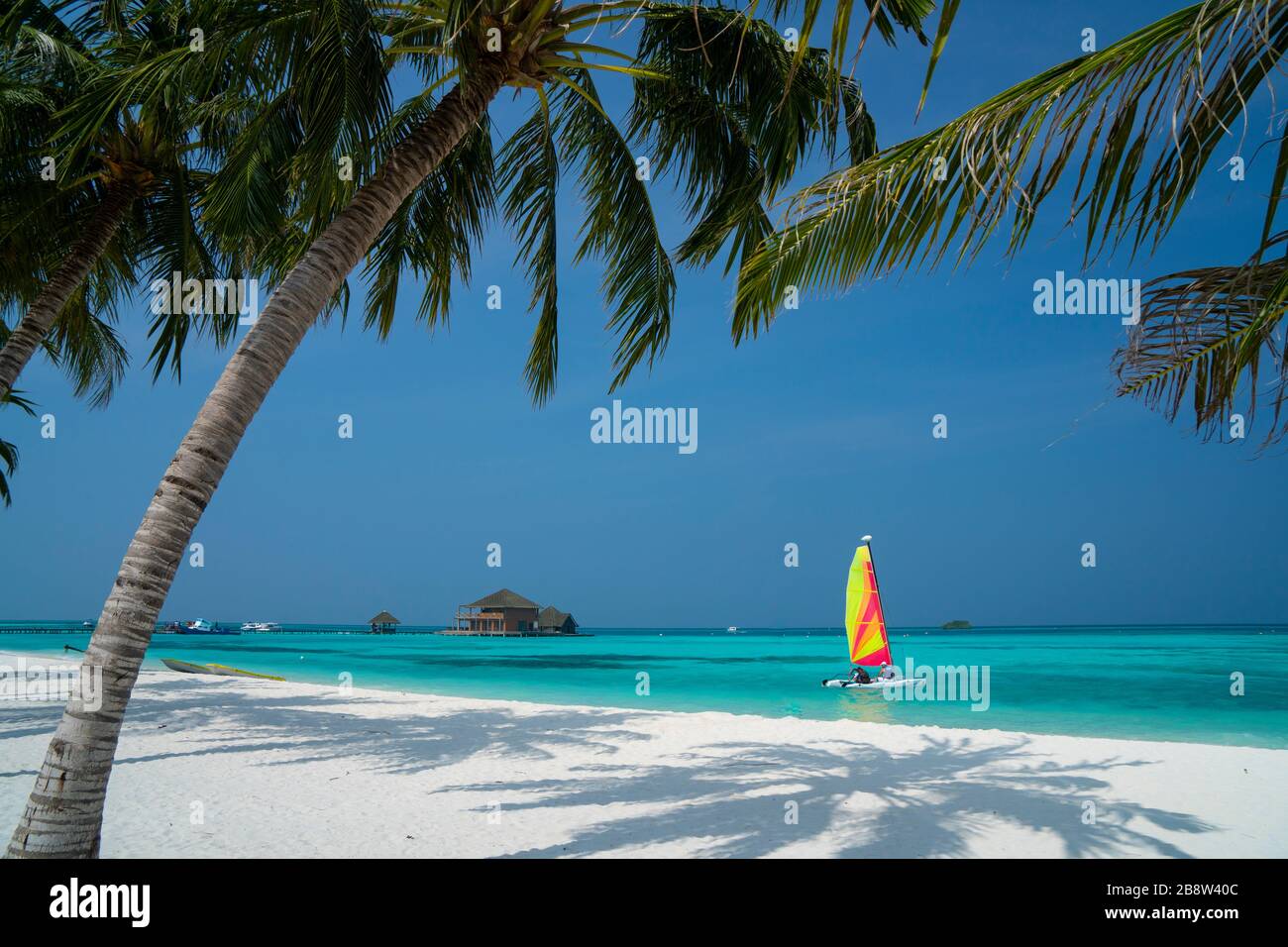 Spiaggia di sabbia di isola tropicale nelle Maldive Foto Stock