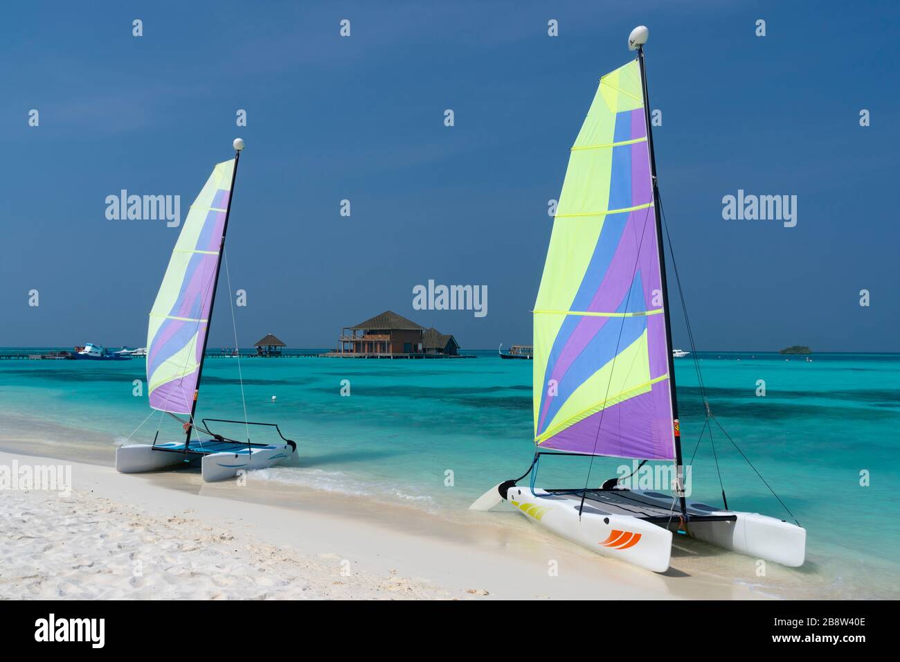 Spiaggia di sabbia di isola tropicale nelle Maldive Foto Stock