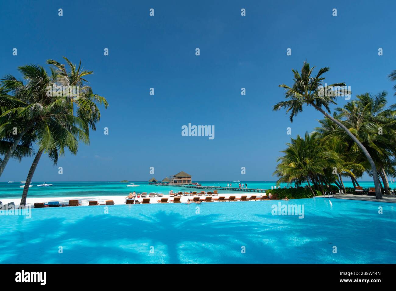 Spiaggia di sabbia di isola tropicale nelle Maldive Foto Stock