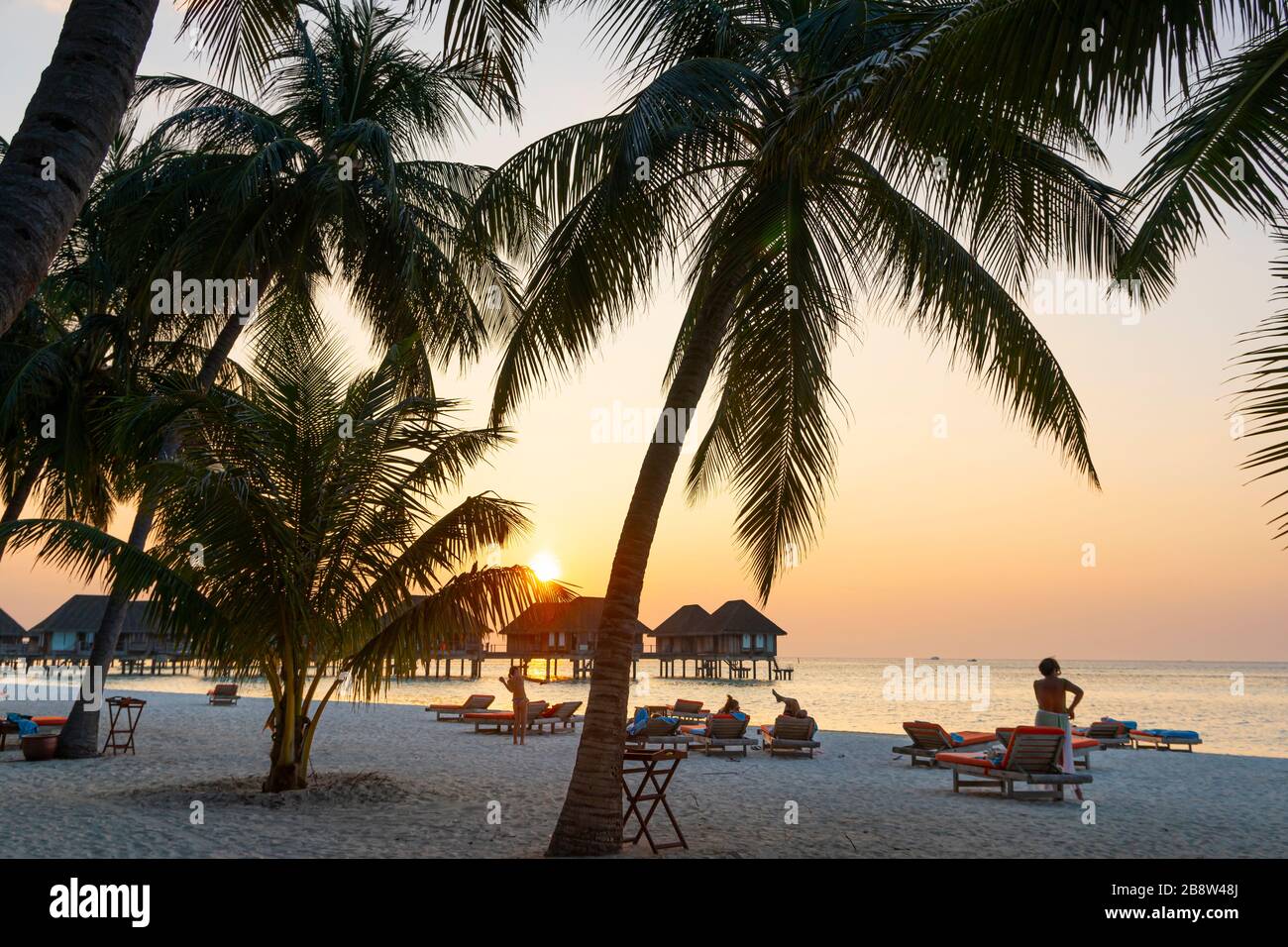 Spiaggia di sabbia al tramonto dell'isola tropicale nelle Maldive Foto Stock