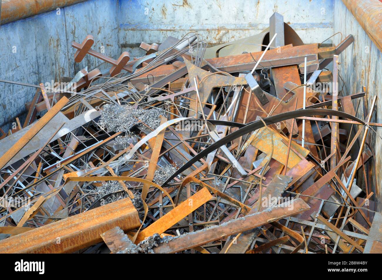 Raccolta di rottami metallici in un impianto di lavorazione del metallo. Risorse di materiale secondario. Foto Stock