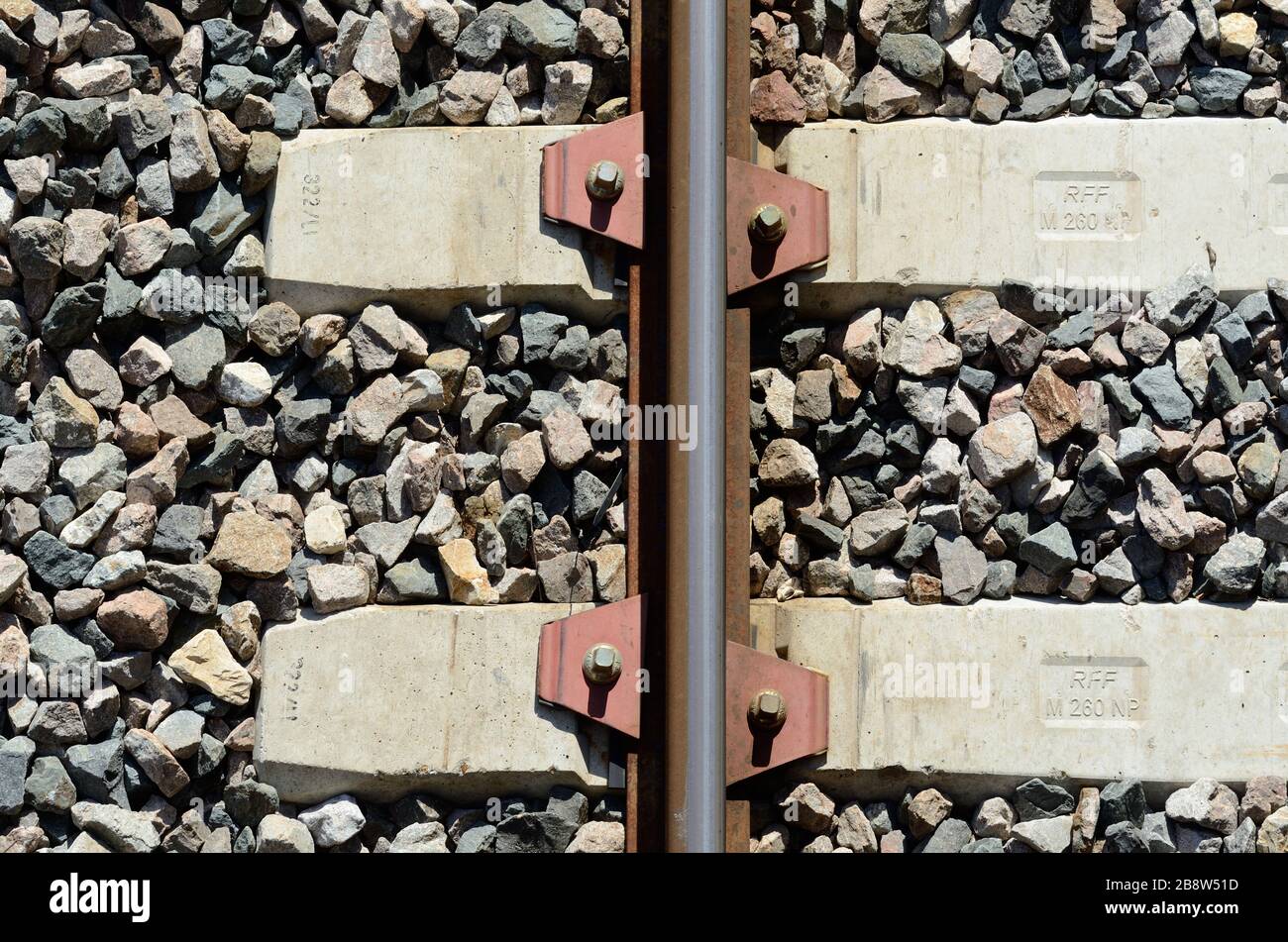 Traversine ferroviarie in calcestruzzo, note come fascette Railrod, legami in cemento o rinforzi traverse in cemento Foto Stock
