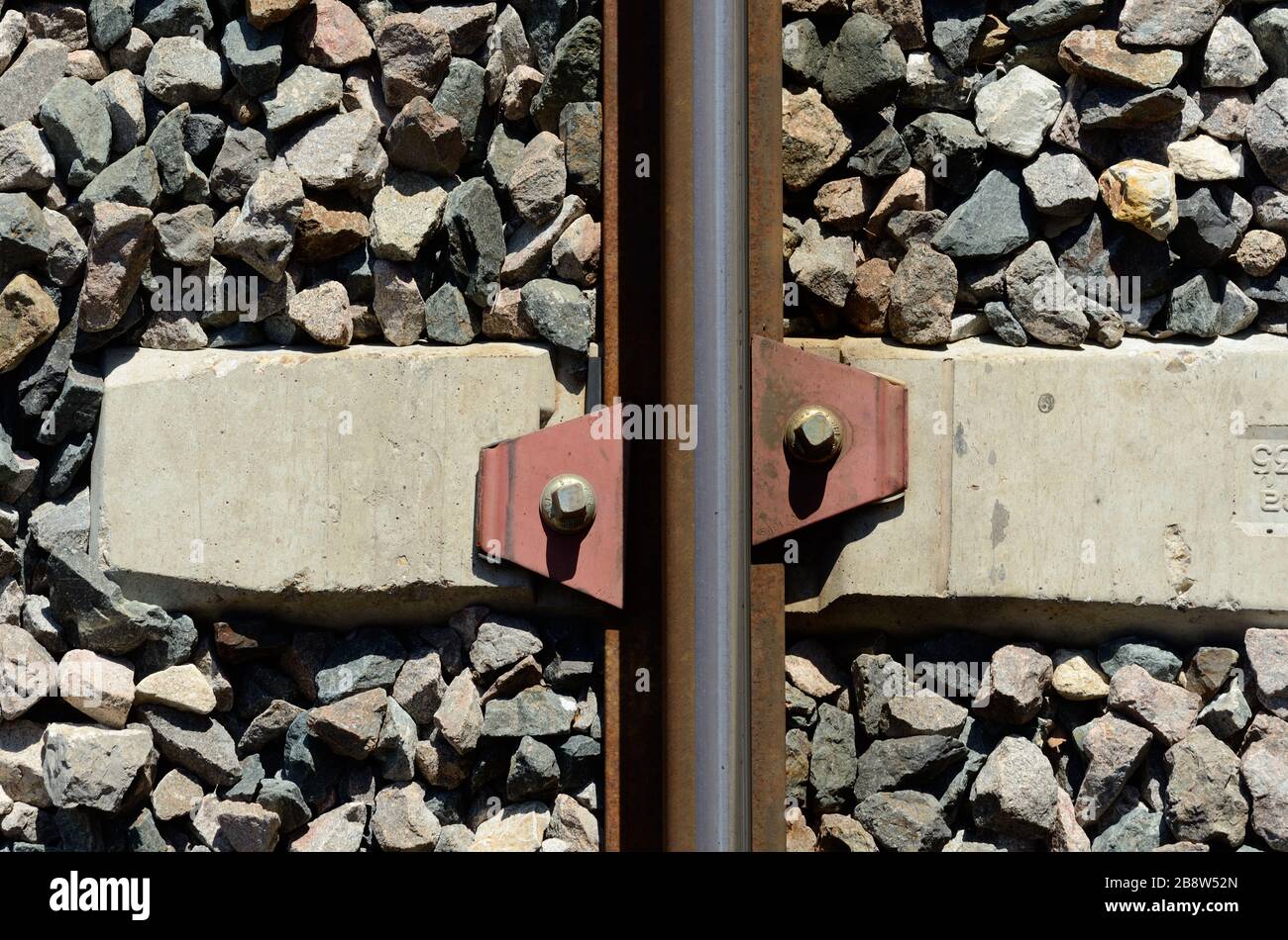 Traversine ferroviarie in calcestruzzo, note come fascette Railrod, legami in cemento o rinforzi traverse in cemento Foto Stock