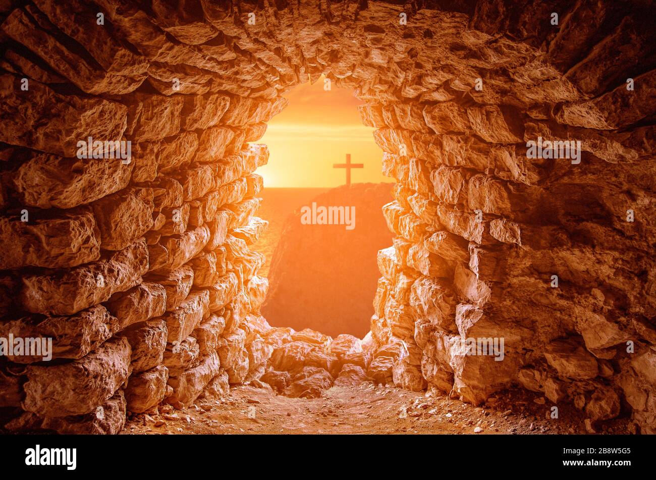 Una silhouette di una Tomba con Crocifisso fuori dalle pareti contro il tramonto Foto Stock