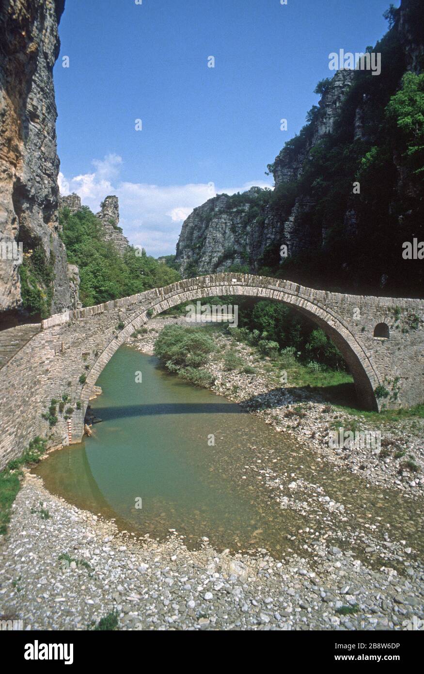Il Nutsu o Kokoros Monotossus ponte in pietra ad arco singolo, che attraversa il fiume Vikaki sulla gola di Vikos. Costruito nel 1750. A Zagori, Epiro, Grecia. Il Parco Nazionale Zagorochoria - Pindos del Nord ha lo status di patrimonio dell'umanità dell'UNESCO. Foto Stock