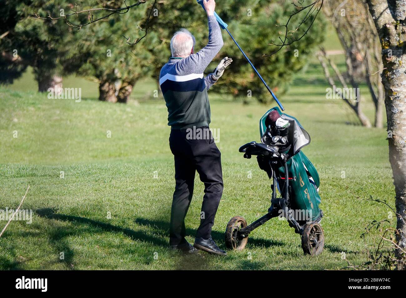 Station Lane, Milford, Surrey, Regno Unito. 23 marzo 2020. Gli amanti del golf potranno raggiungere il campo da golf del Milford Golf Club, vicino a Godalming, nel Surrey. Oggi potrebbe essere l’ultimo giorno in cui sono in grado di farlo se il Regno Unito dovesse bloccarsi a causa dell’epidemia di Coronavirus. Credit: james jagger/Alamy Live News Foto Stock