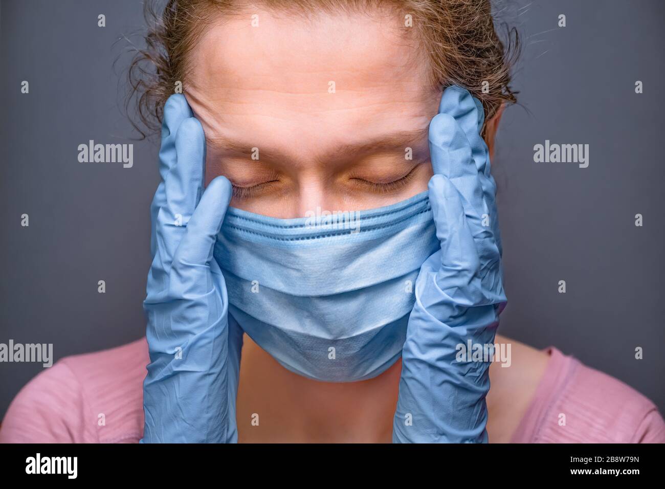 Coronavirus COVID-19. Sfondo pandemico. Faccia di donna stanca in maschera medica e guanti. Casi di coronavirus femminile e nuovi casi confermati Foto Stock