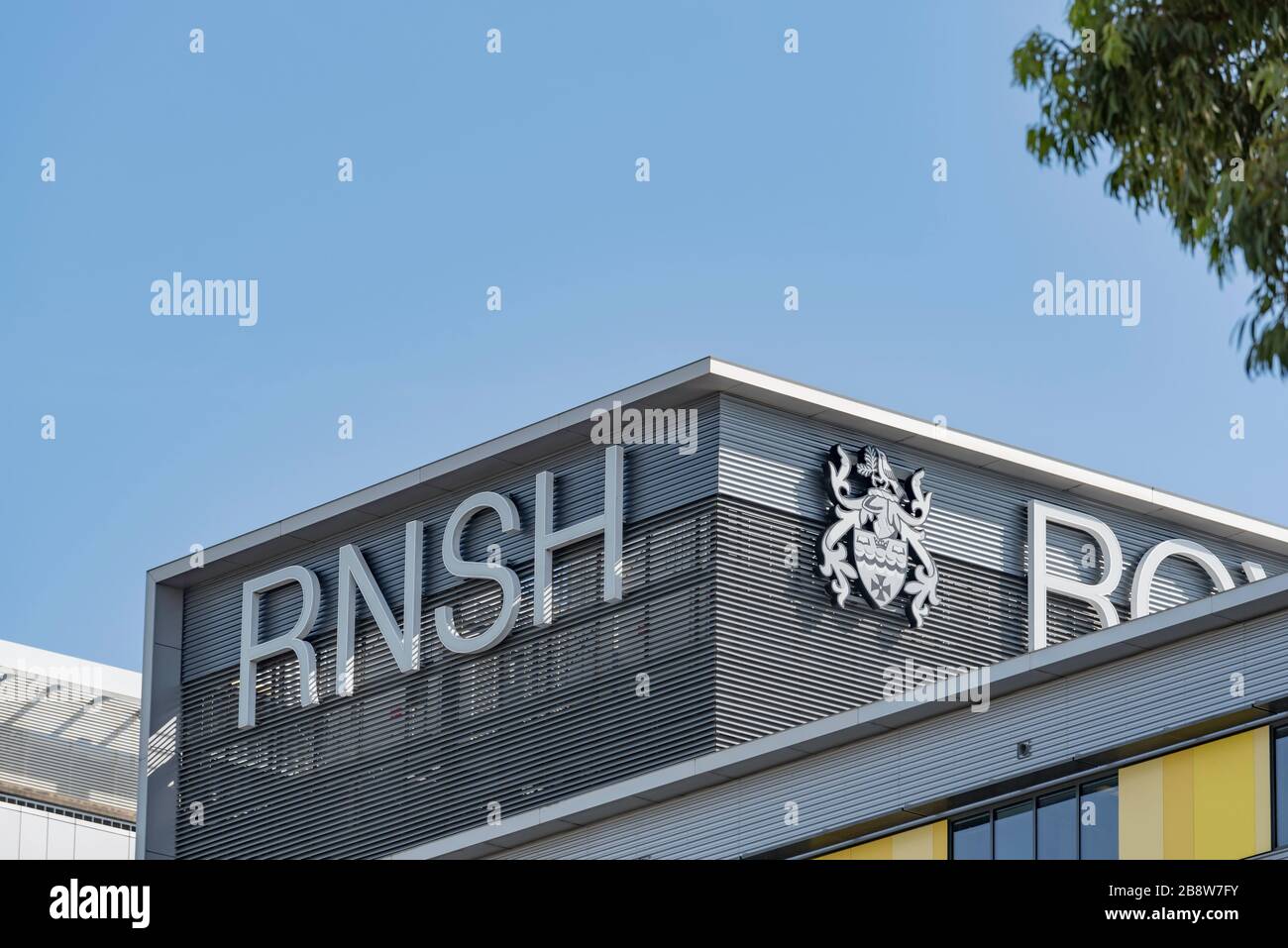 Il logo RNSH si trova nella parte superiore della struttura principale del Royal North Shore (acute and General) Hospital di St Leonards, Sydney, New South Wales, Australia Foto Stock
