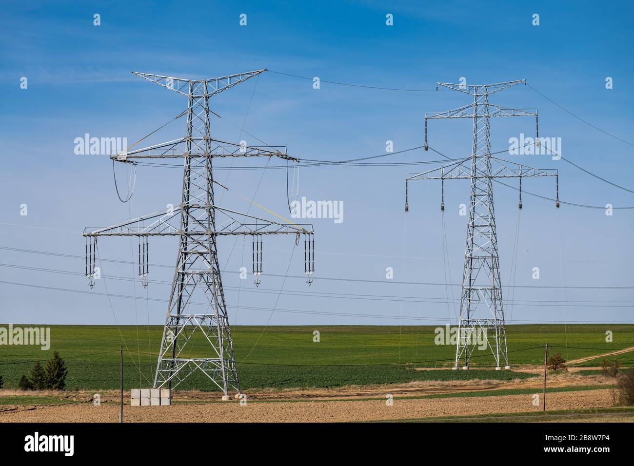 nuovissimi piloni ad alta tensione con nuovi cavi stretching, tech Foto Stock