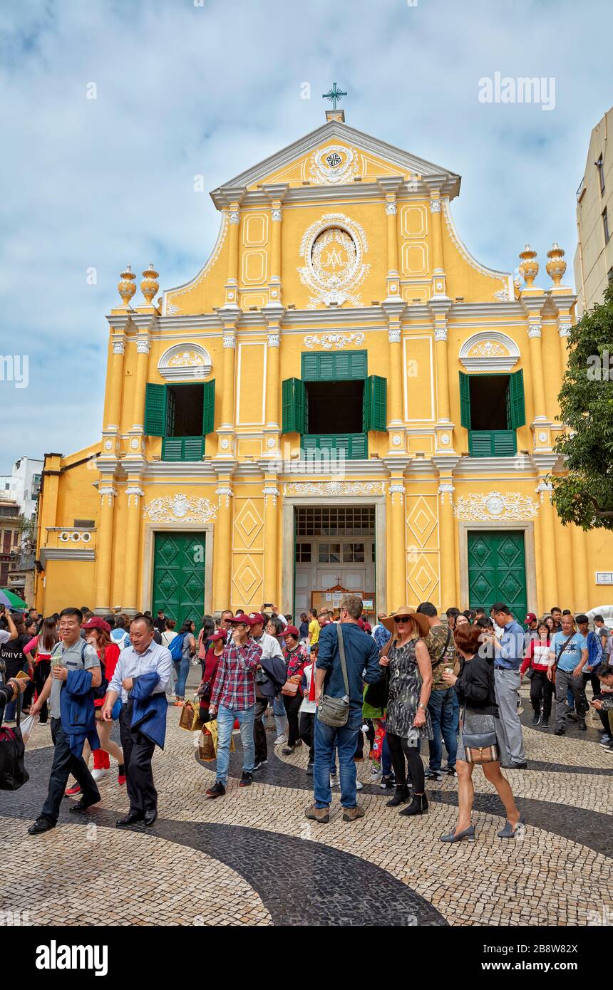 Persone che camminano accanto alla Chiesa di San Domenico, fondata per la prima volta nel 1587. Macao, Cina. Foto Stock