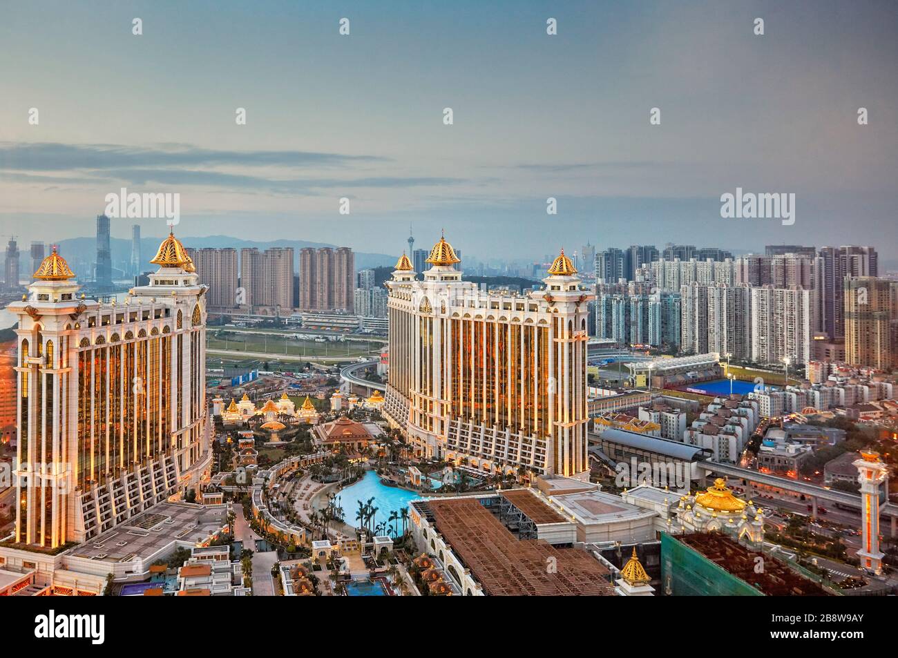 Vista aerea del Galaxy Macau Hotel, un lussuoso complesso turistico, al crepuscolo. Cotai, Macao, Cina. Foto Stock