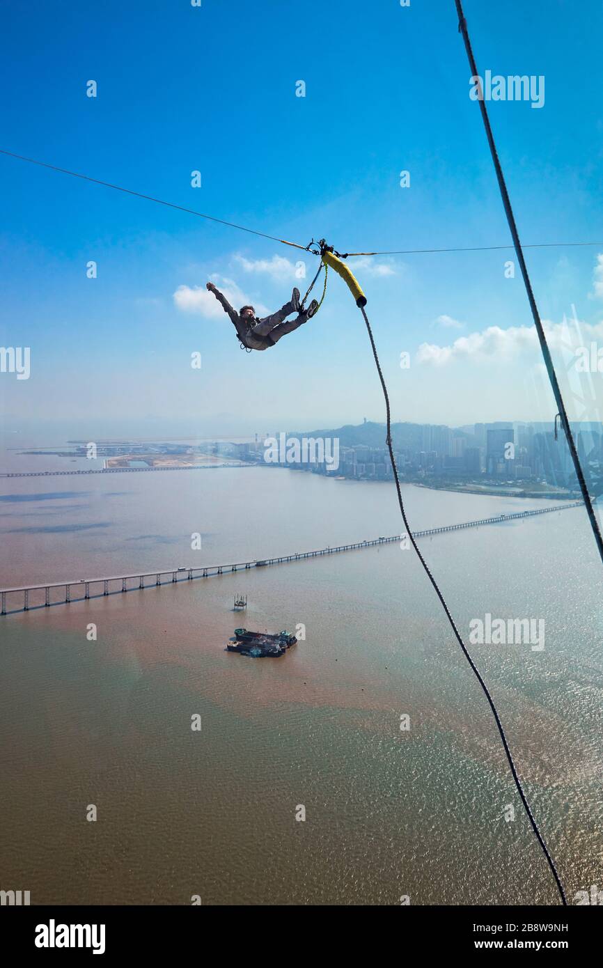 Bungee jumping dalla Macau Tower, che ha la piattaforma commerciale più alta (233m) bungy jumping nel mondo. Macao, Cina. Foto Stock