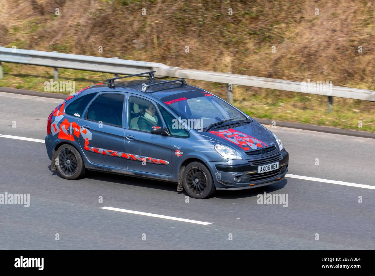 2006 grigio Citroen Picasso UK traffico veicolare, trasporto, veicoli in movimento, veicolo, strade, motori, motorizzazione sulla autostrada M6 Foto Stock