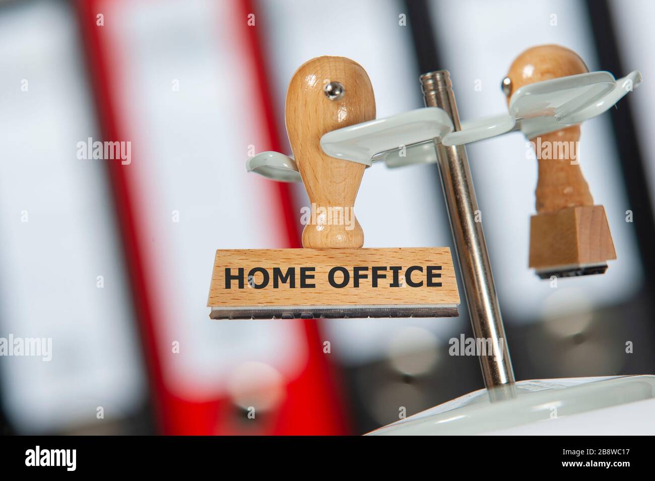 home Office steht auf einem Holzstempel im Büro Foto Stock