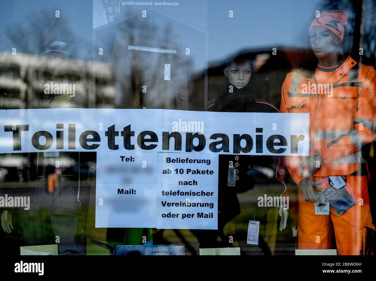 Berlino, Germania. 23 marzo 2020. In una vetrina, una scritta produce 'carta igienica - consegna da 10 pacchetti via telefono o e-mail'. Pubblicità per la consegna di carta igienica. A causa degli acquisti di criceto, la carta igienica era temporaneamente fuori magazzino in alcuni supermercati. Credit: Britta Pedersen/dpa-Zentralbild/dpa - ATTENZIONE: Per motivi legali, il numero di telefono sulla bacheca è stato pixelated/dpa/Alamy Live News Foto Stock