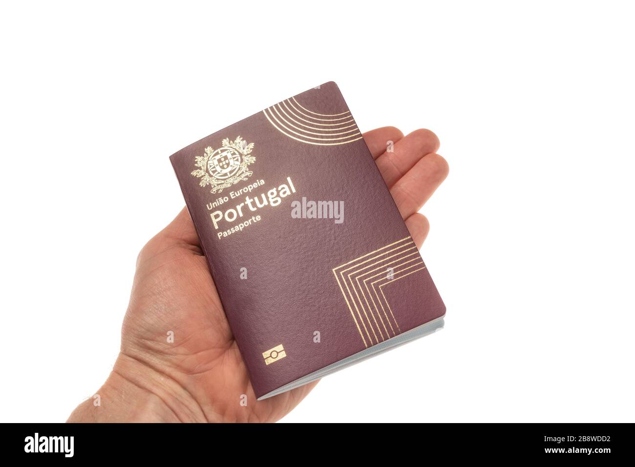 Passaporto di viaggio portoghese in mano in primo piano. Su sfondo bianco Foto Stock