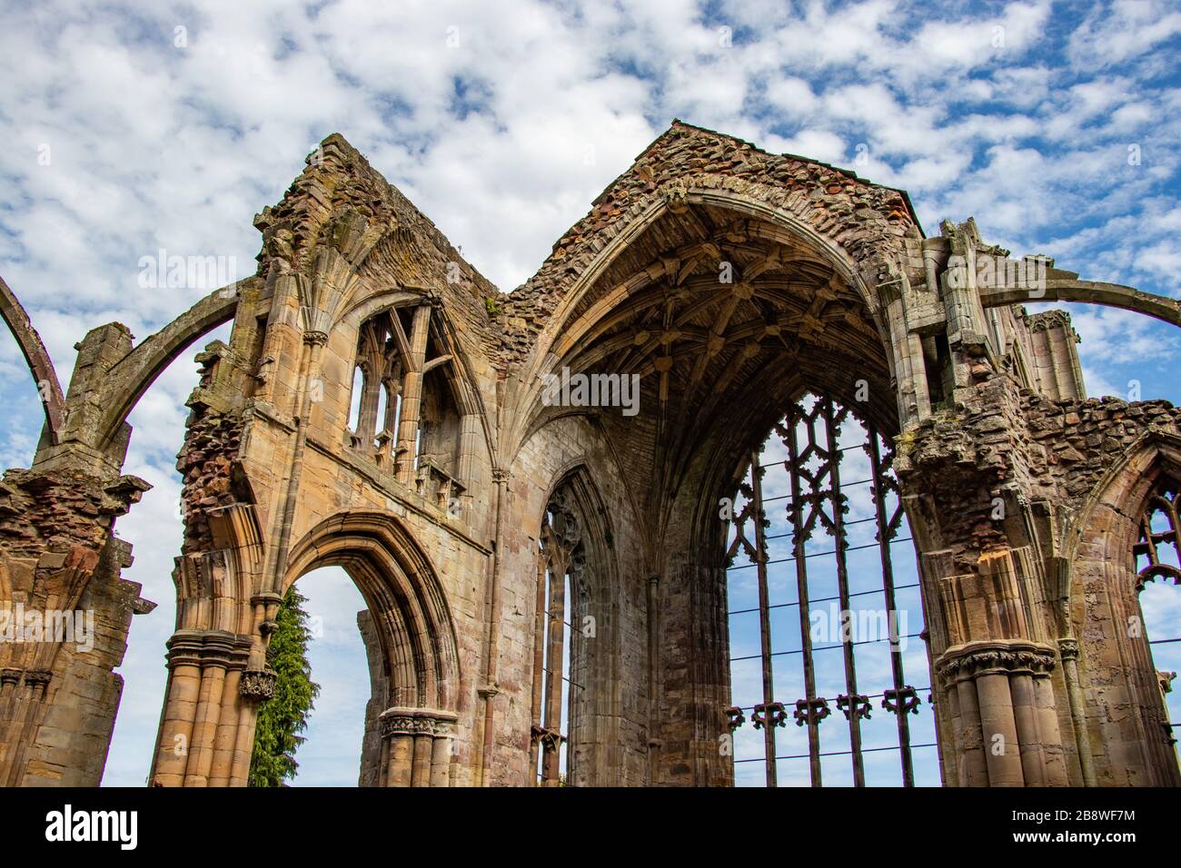 Passeggia per la storica abbazia di Melrose in Gran Bretagna nel Regno Unito Foto Stock