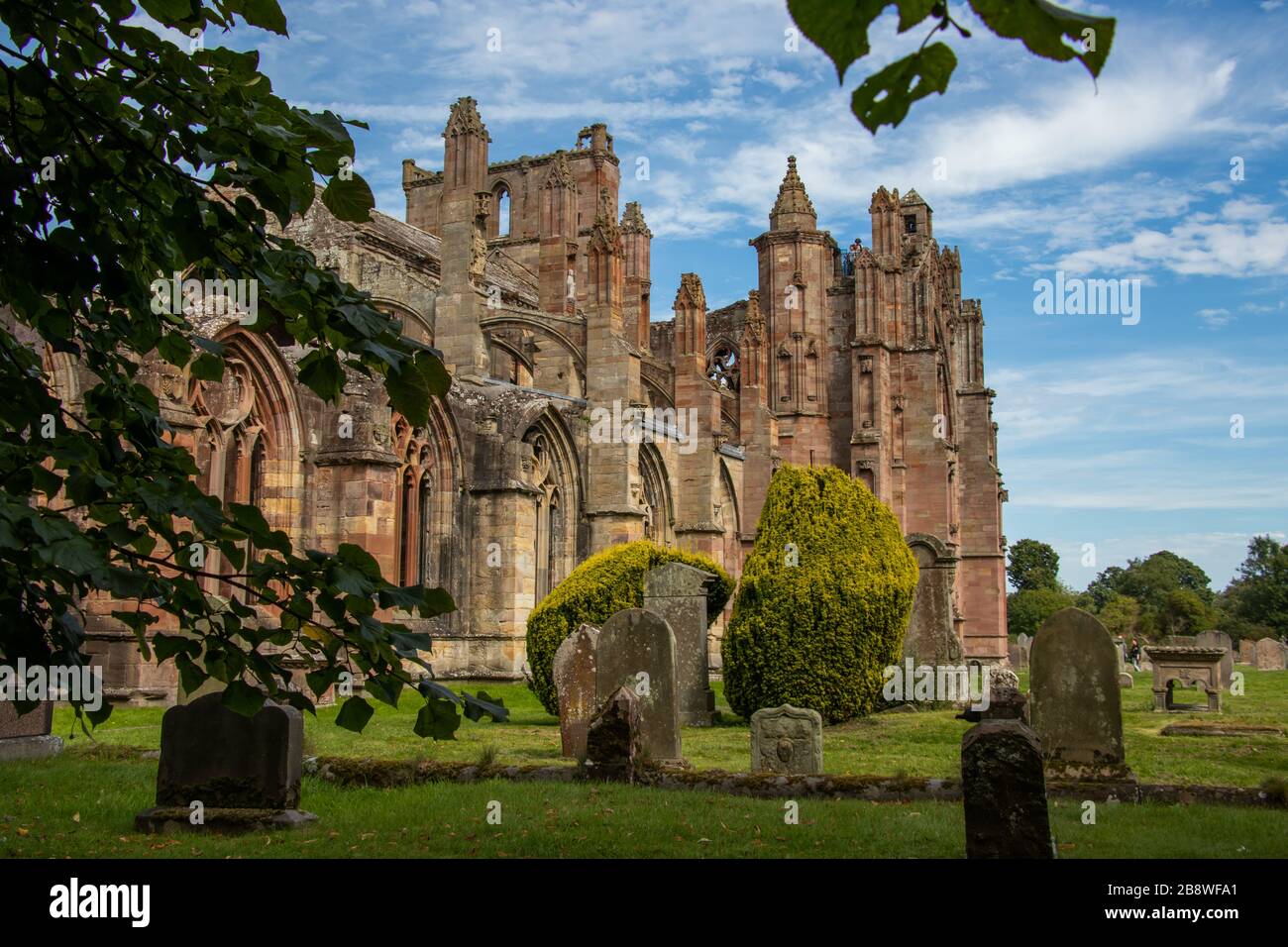 Passeggia per la storica abbazia di Melrose in Gran Bretagna nel Regno Unito Foto Stock