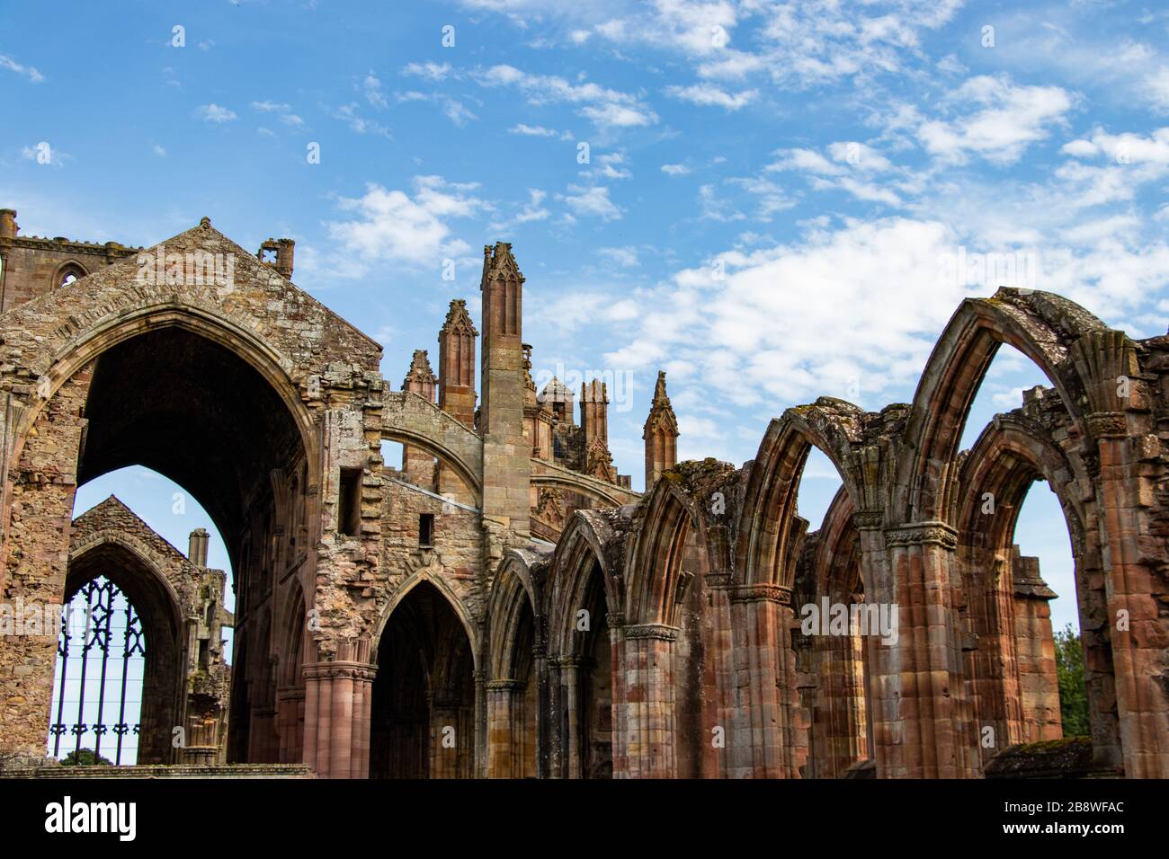 Passeggia per la storica abbazia di Melrose in Gran Bretagna nel Regno Unito Foto Stock
