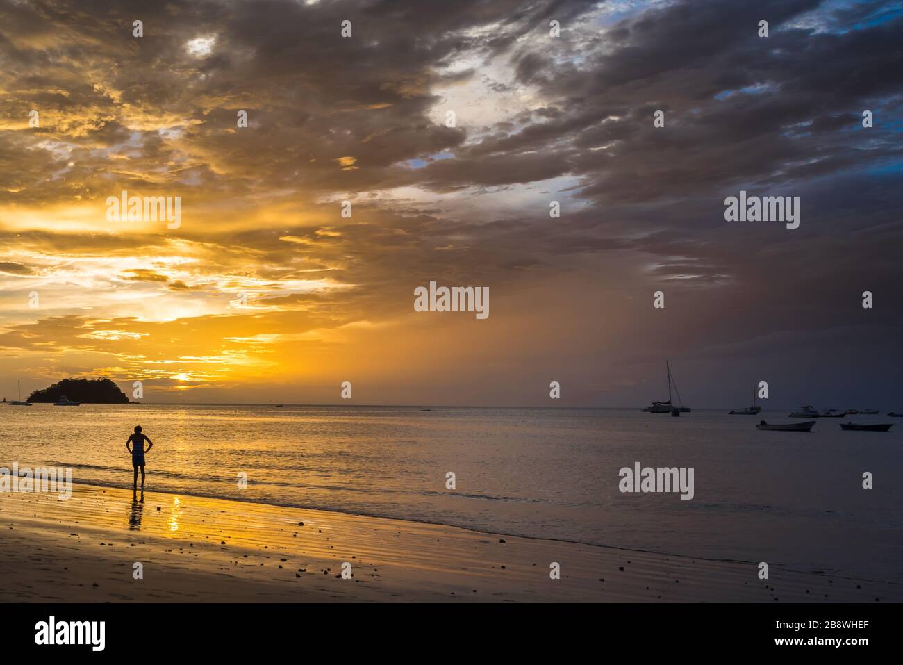 Tramonto sognante su una spiaggia in Costa Rica. Splendido paesaggio dell'oceano pacifico. Foto Stock