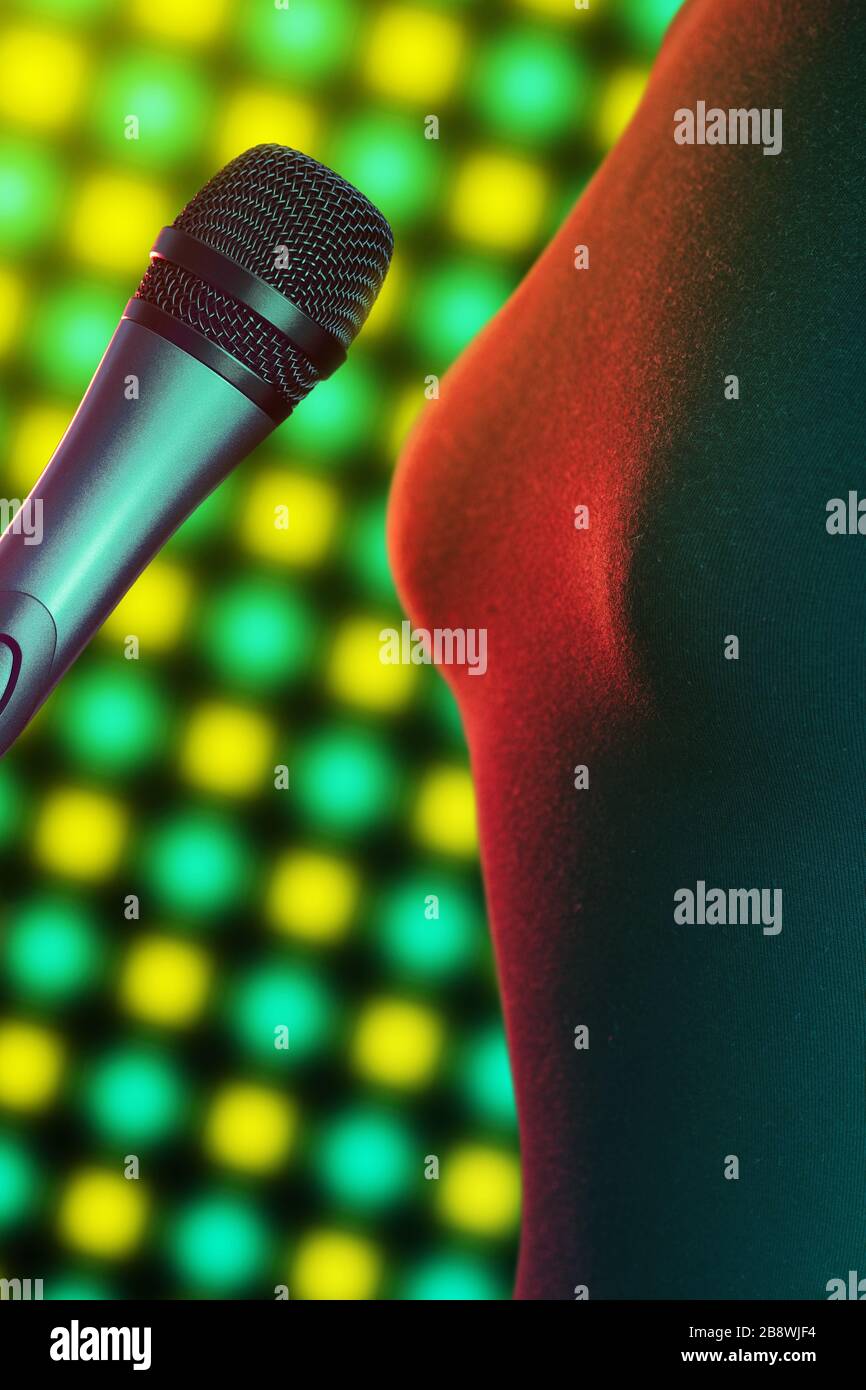 Il cantante tiene in mano un microfono professionale per cantare o  registrare il suono Foto stock - Alamy