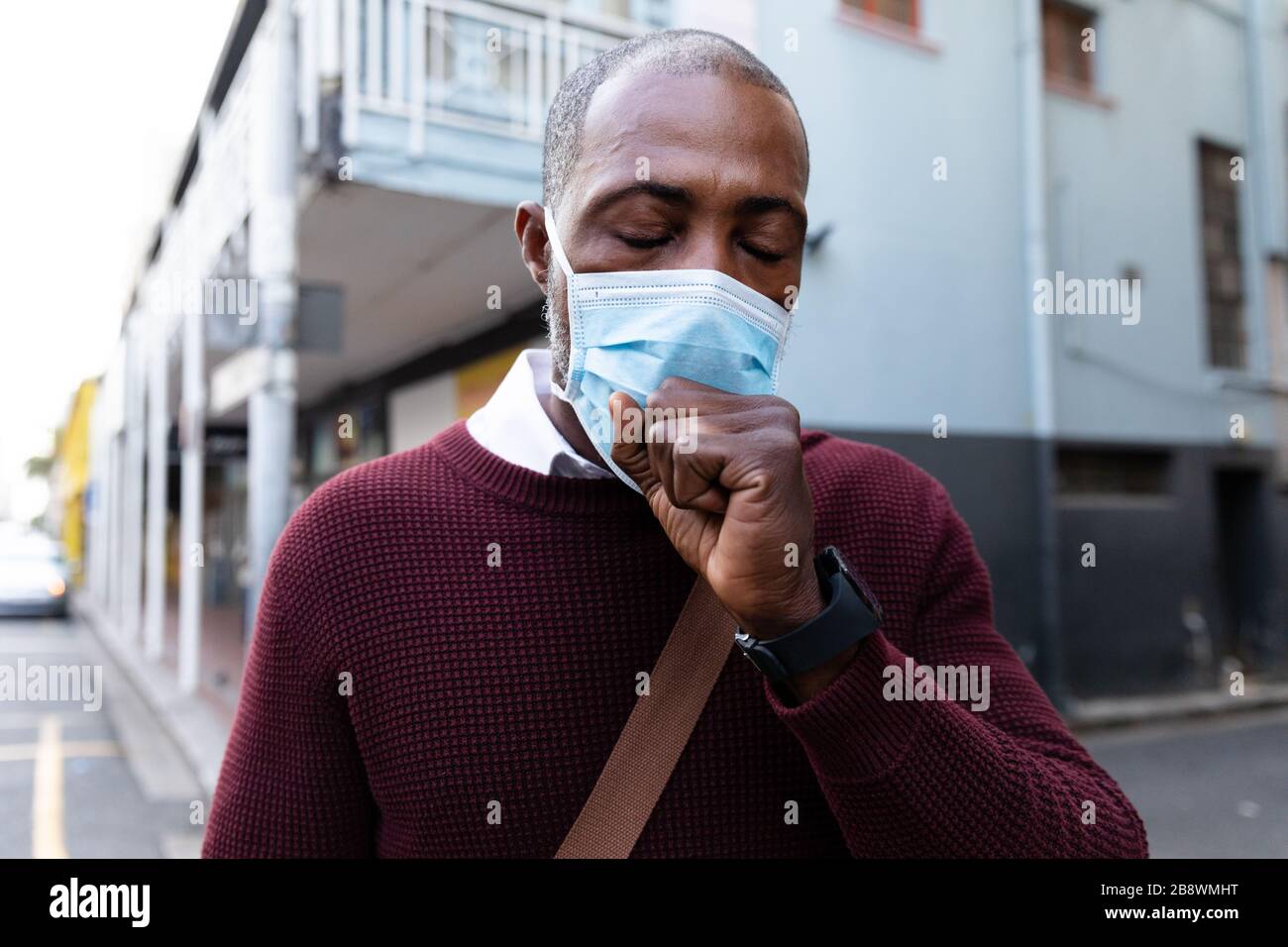 African American con maschera coronavirus covid19 in strada Foto Stock