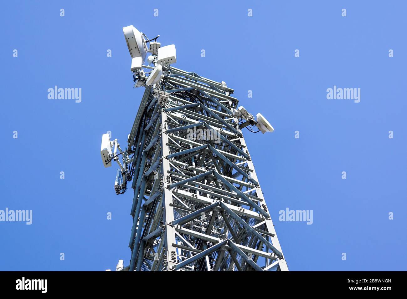 Vista dall'alto antenna tower per GSM e connessione wireless Foto Stock