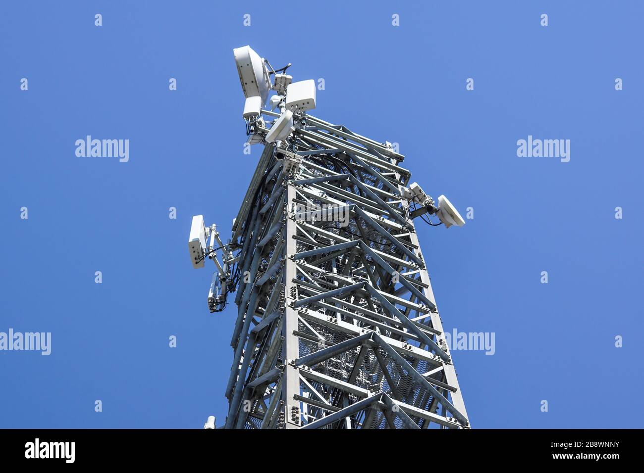 Vista dall'alto antenna tower per GSM e connessione wireless Foto Stock