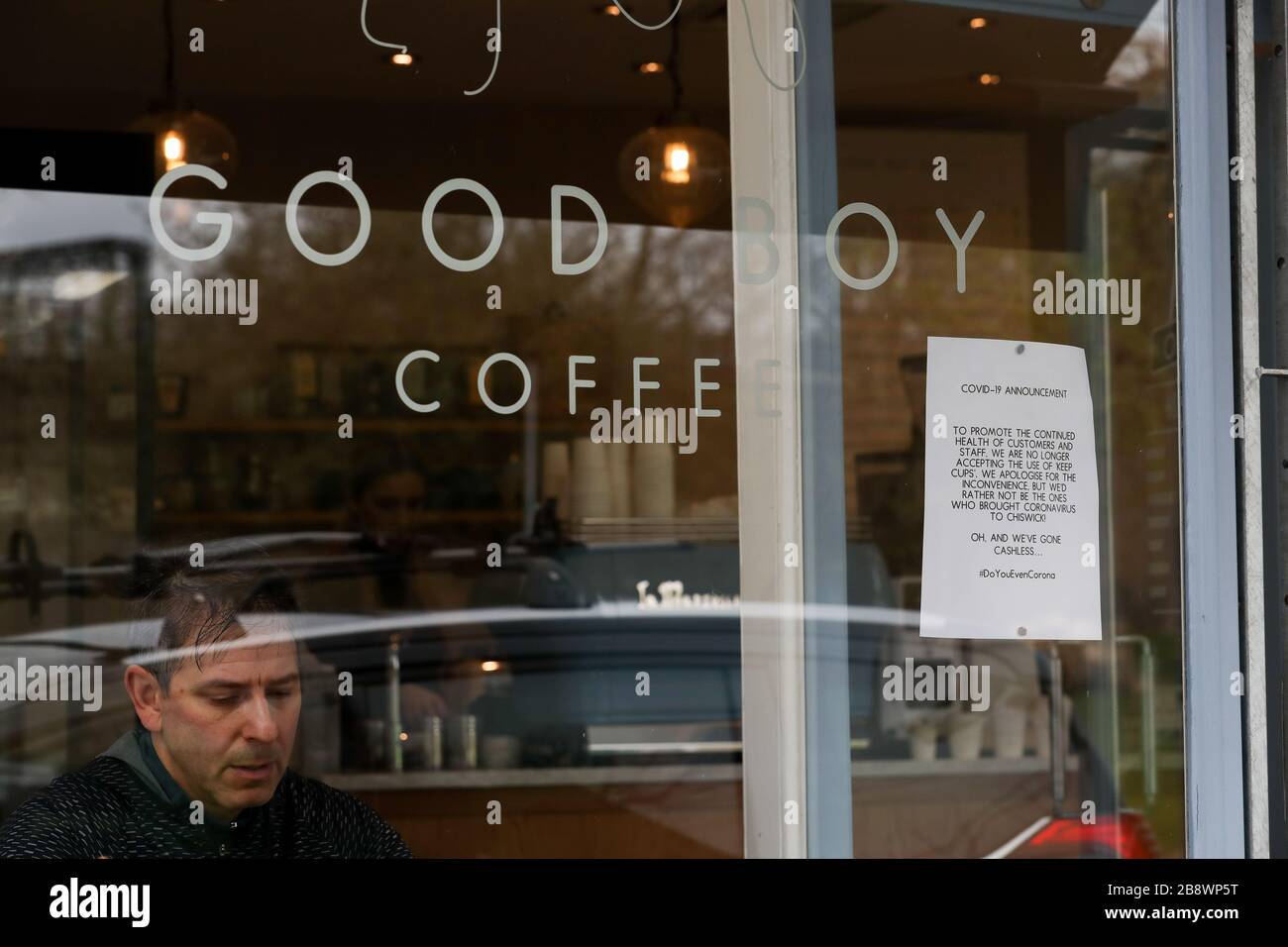 Avviso di interruzione dell'uso di 'tenere tazze' e contanti a un caffè espresso a Chiswick durante la crisi di Coronavirus Foto Stock