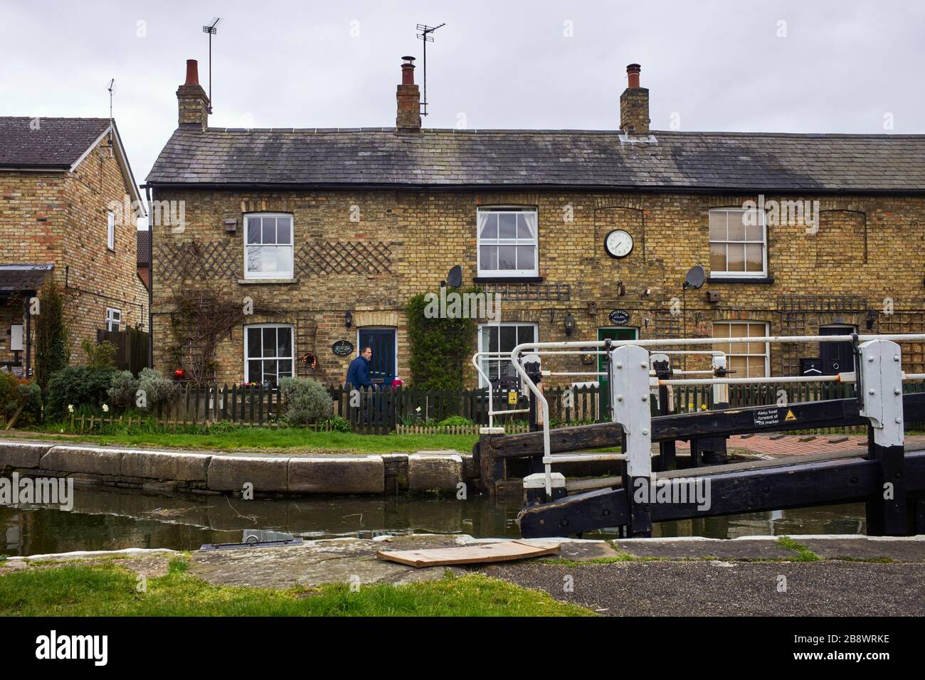Lockside cottage a Fenny Stratford si blocca sul Canal Grande Union a Milton Keynes Foto Stock