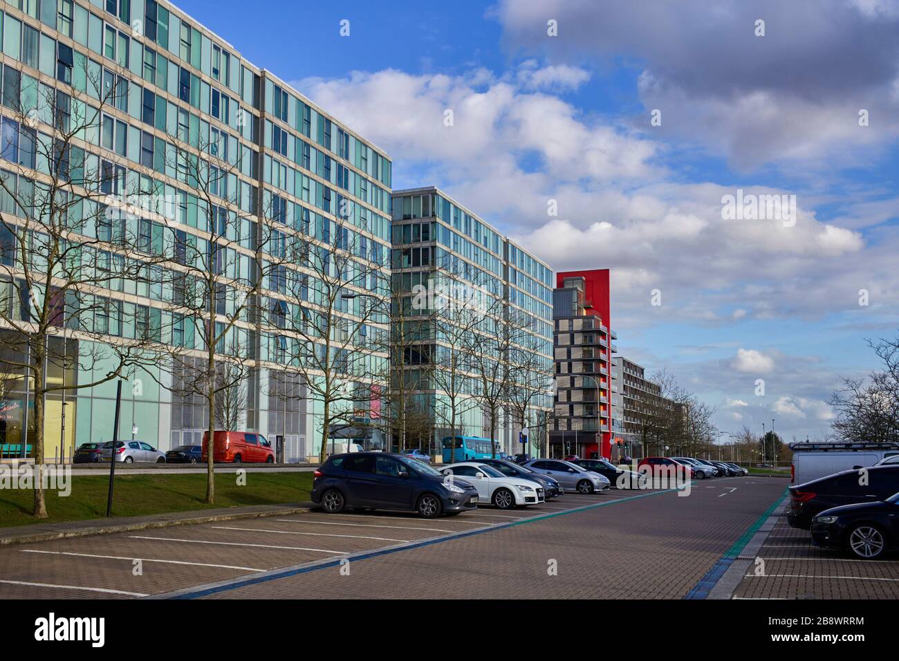 Blocchi di uffici e negozi nel centro di Milton Keynes, Buckinghamshire Foto Stock