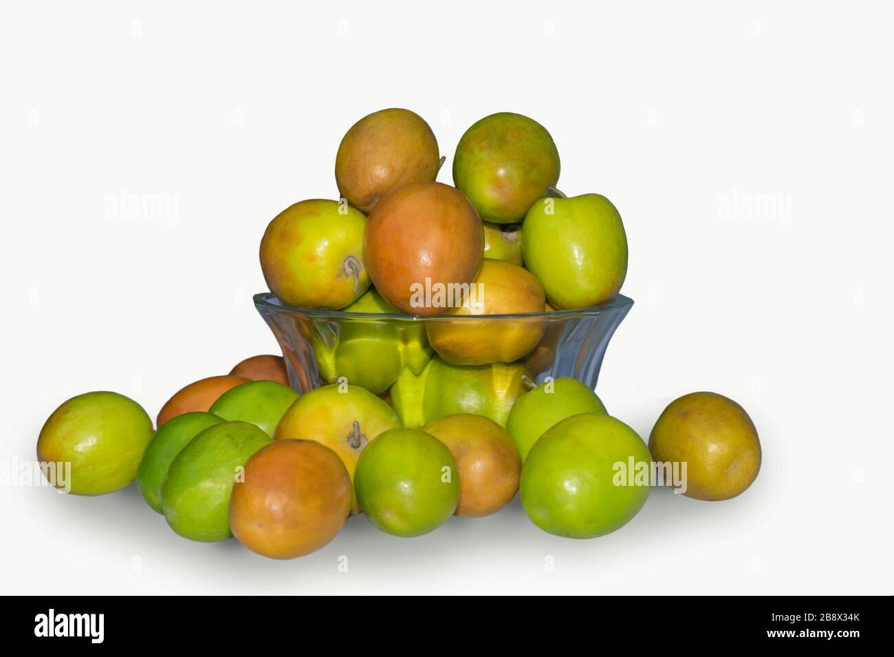 Primo piano di mucchio di Jujube di frutta cinese, Ziziphus jujuba in una ciotola su sfondo bianco. Foto Stock