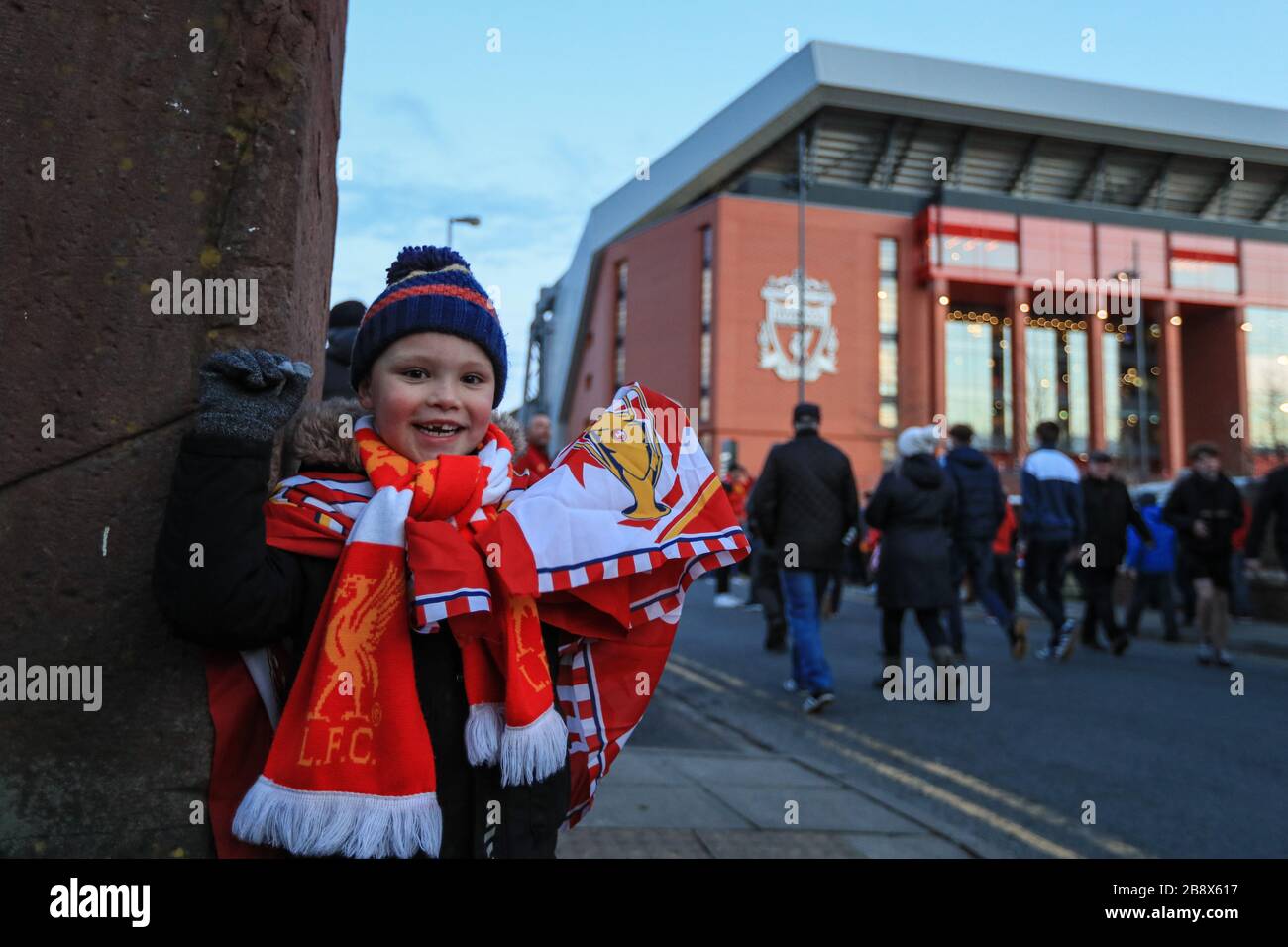 11 marzo 2020, Anfield, Liverpool, Inghilterra; UEFA Champions League, Round of 16, seconda tappa di 2, Liverpool contro Atletico Madrid : UN giovane appassionato di Liverpool fuori da Anfield Foto Stock