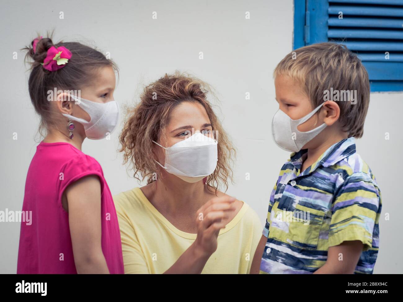 Maschera facciale monouso per la famiglia per evitare infezioni virali. Protezione da coronavirus Foto Stock