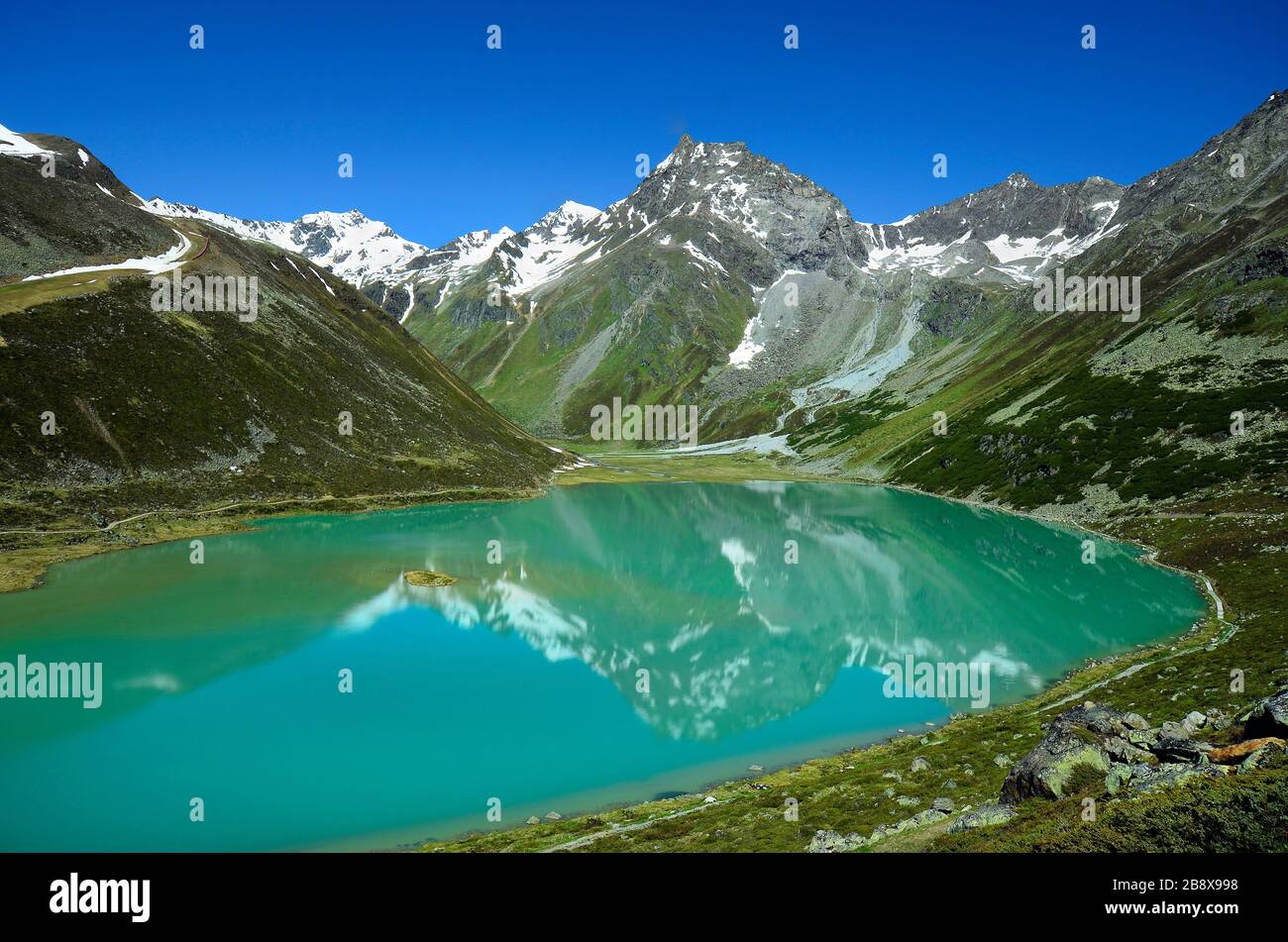 Austria, Tirolo, Rifflsee - Lago e neve rimane nelle Alpi tirolesi, zona preferita per lo sci ed escursionismo Foto Stock