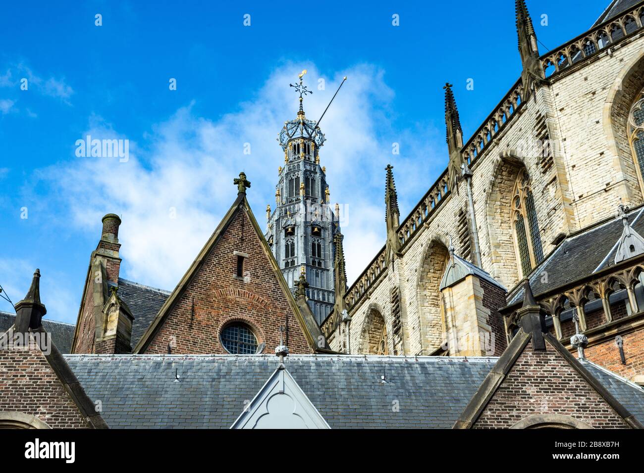 La grande chiesa (Grote Kerk) nella città di Haarlem ha dominato lo skyline della città per secoli. E' costruito in stile gotico. Foto Stock