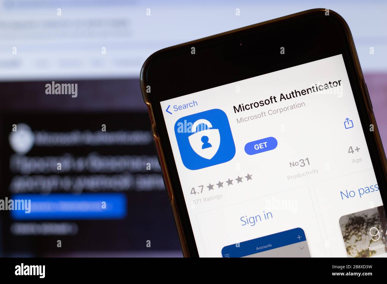 Los Angeles, California, Stati Uniti - 24 marzo 2020: Il logo dell'app Microsoft Authenticator sullo schermo del telefono si chiude con il sito Web sullo sfondo con l'icona Foto Stock