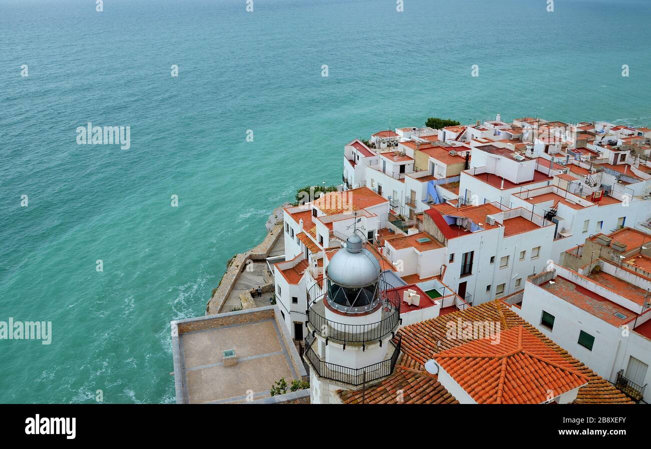 Veduta aerea sulla bianca città medievale di Peniscola al mare mediterreneo, Spagna Foto Stock
