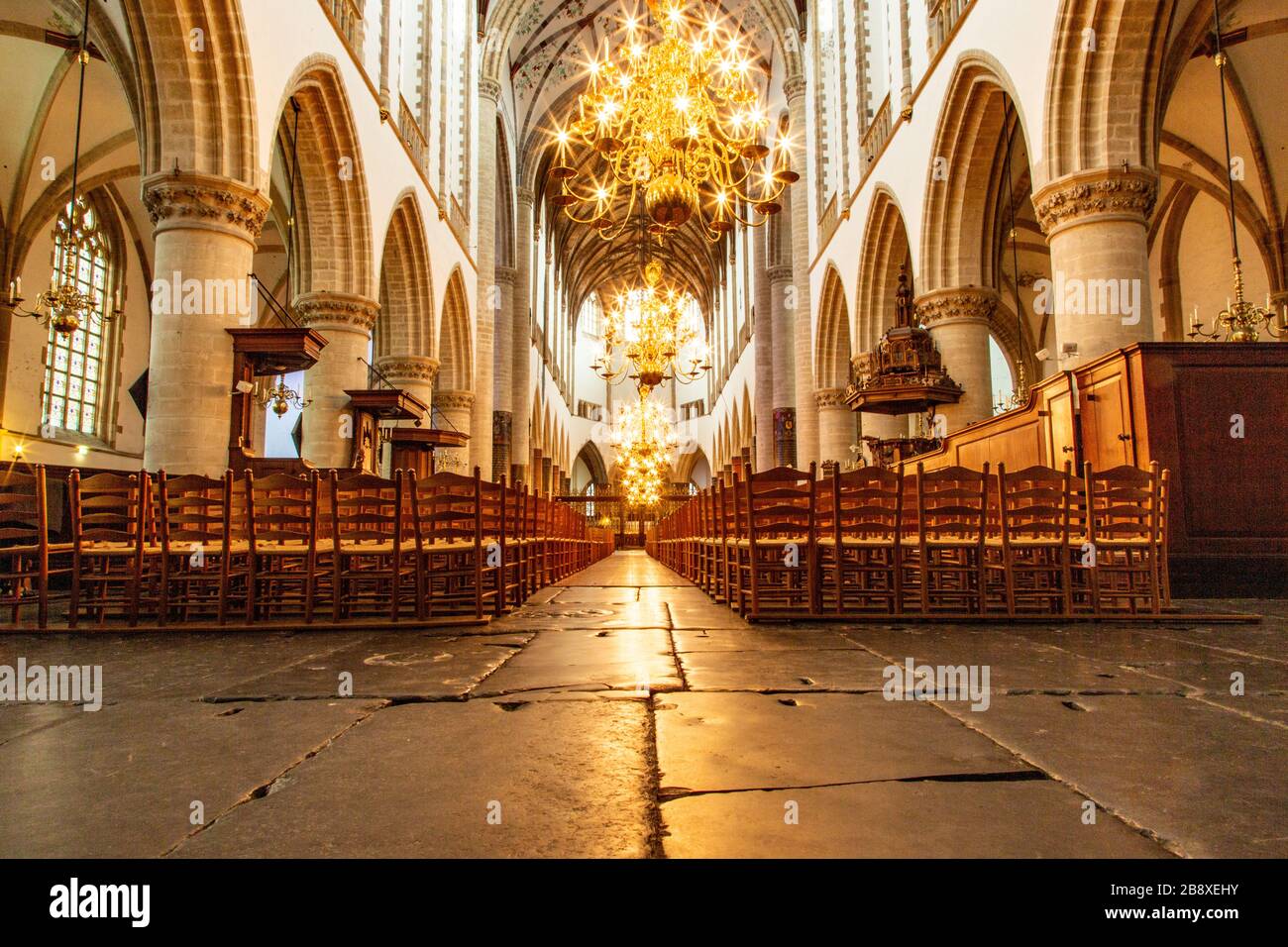 La grande chiesa (Grote Kerk) nella città di Haarlem ha dominato lo skyline della città per secoli. E' costruito in stile gotico. Foto Stock